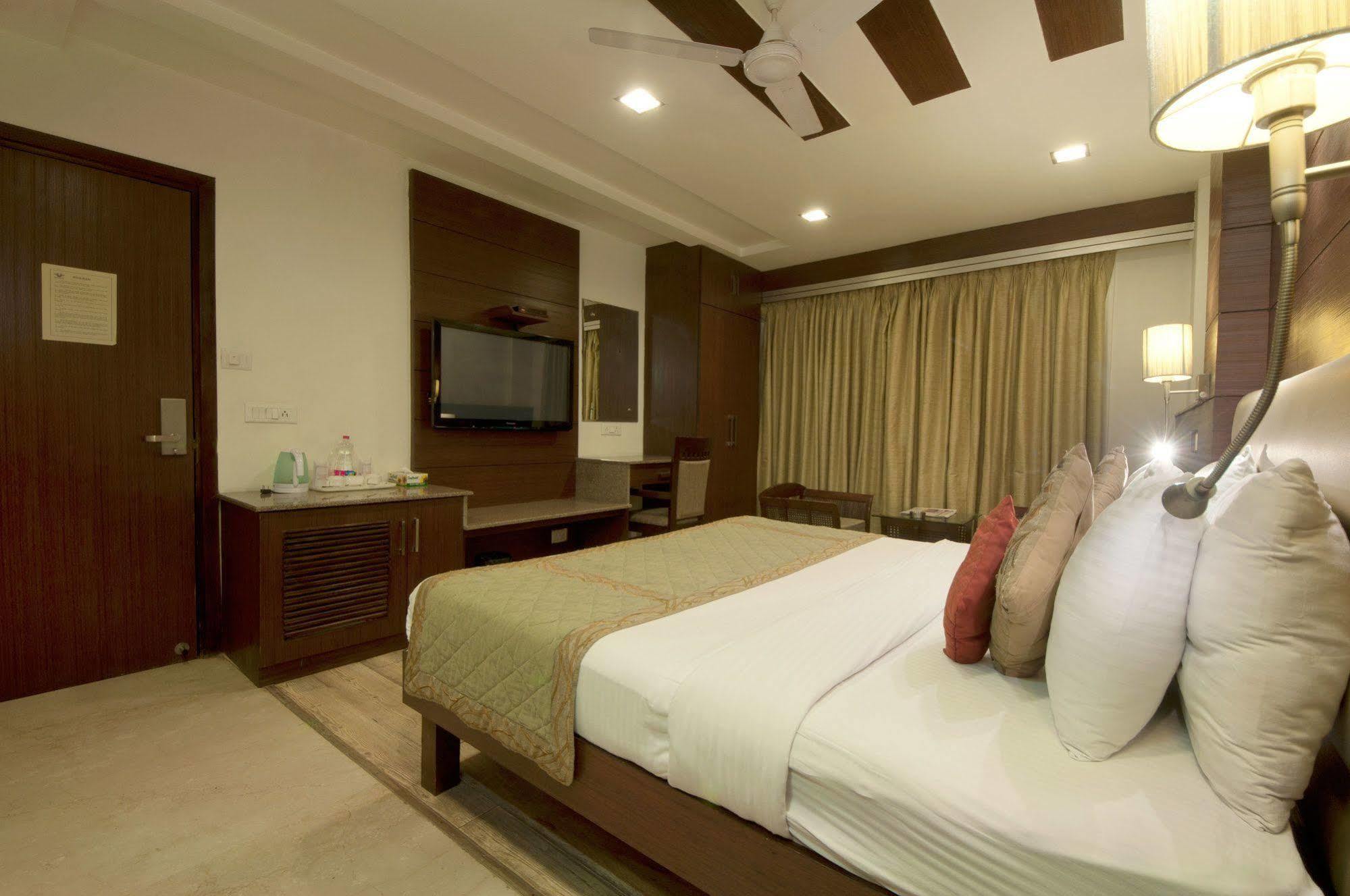 Hotel Amaltas International - Delhi-16 New Delhi Extérieur photo