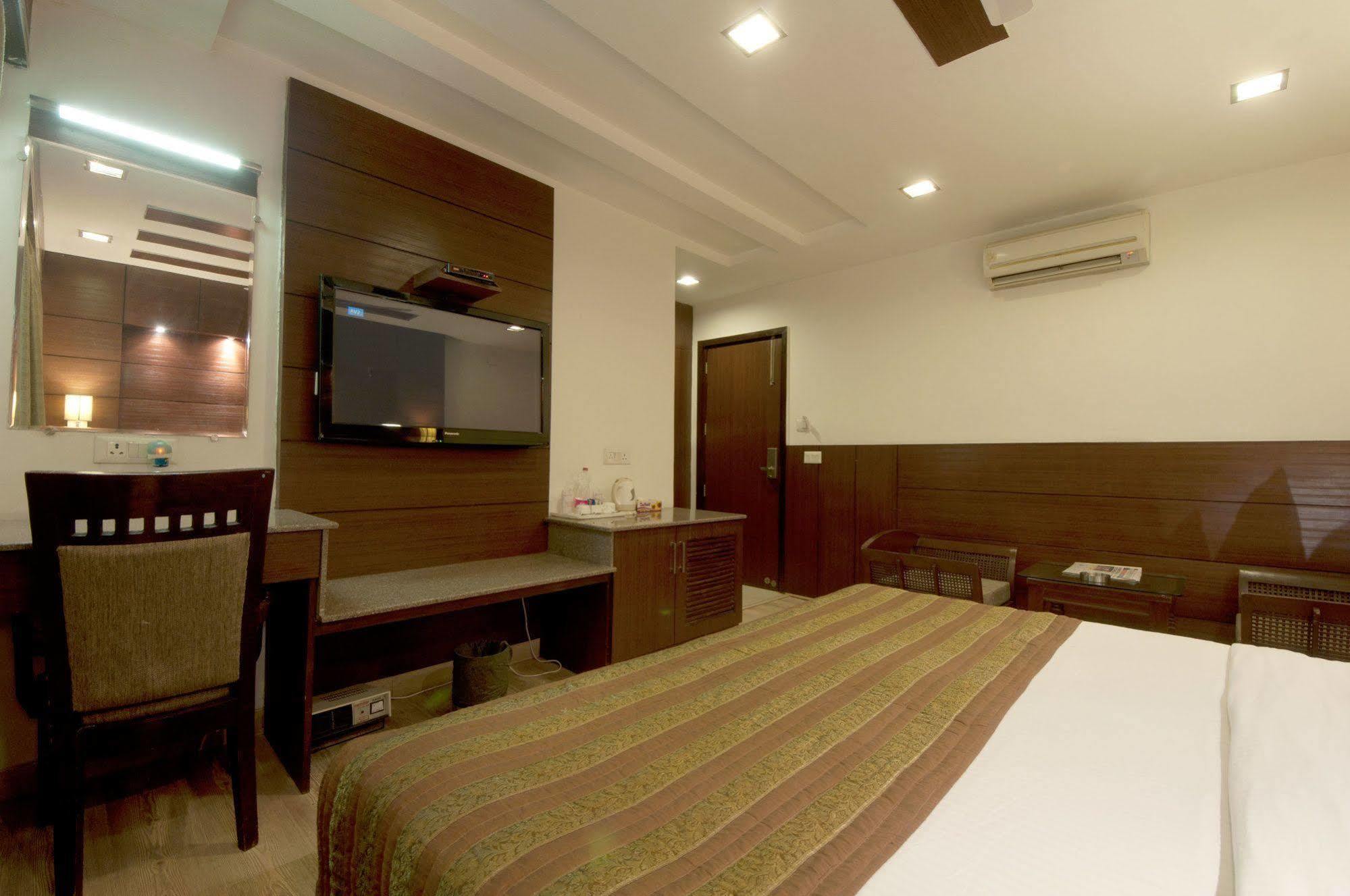 Hotel Amaltas International - Delhi-16 New Delhi Extérieur photo